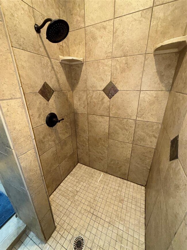 Building Photo - 16616 Moorgate Ln