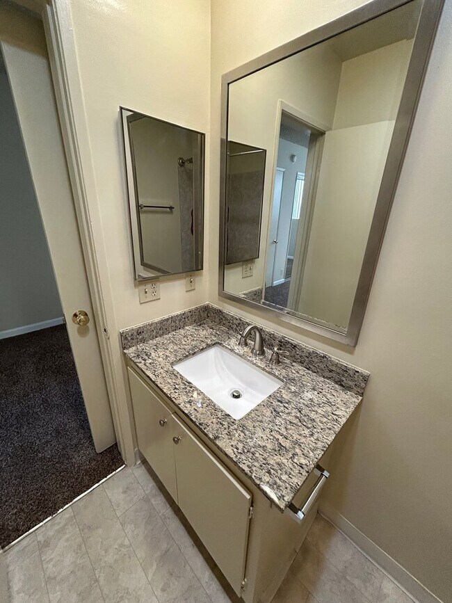 Building Photo - Beautiful 1 Bedroom in the HEART  Northrid...