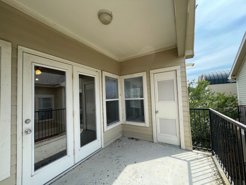 Building Photo - Room in Condo on Crossing Pl