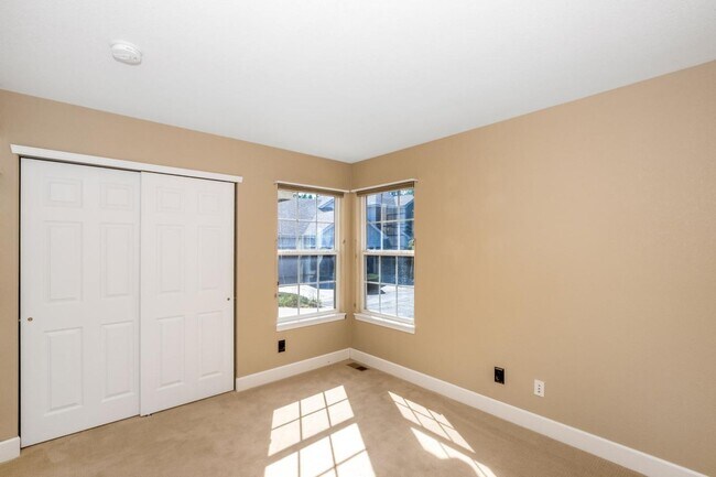 Building Photo - Spacious Patio Home 3 Bed 3 Bath