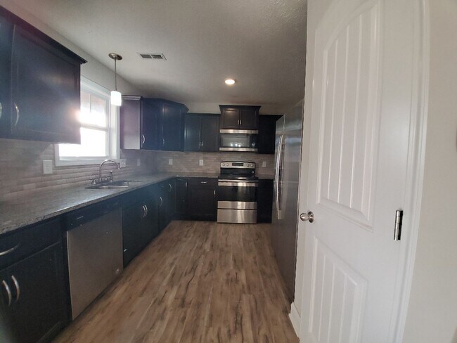 Building Photo - 3 Bedroom 2 Full Bath Dog Friendly Home For Rent!