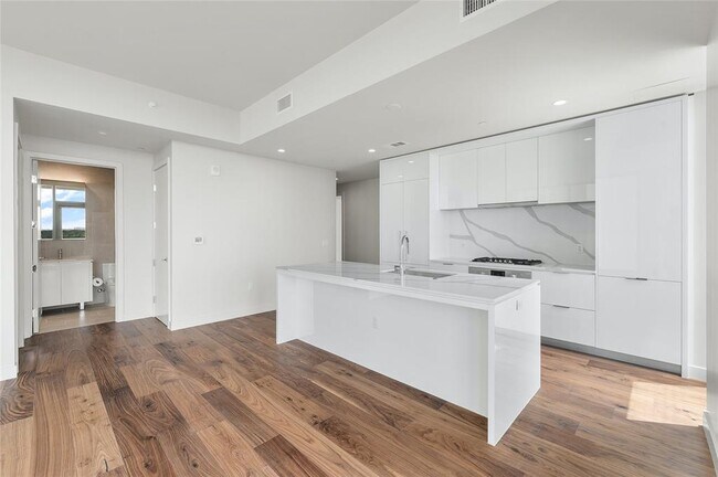 Building Photo - 44 East Ave