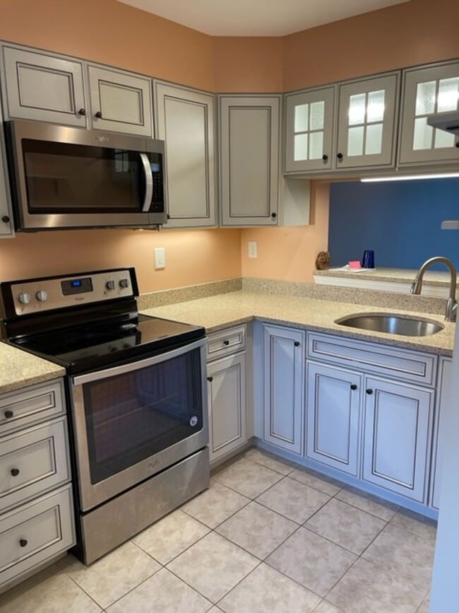 Building Photo - Beautiful Two Bedroom Condo