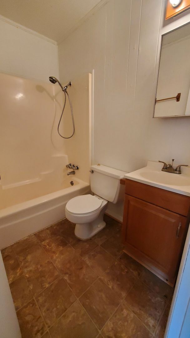 Building Photo - Welcome to this charming 3-bedroom, 1.5-ba...