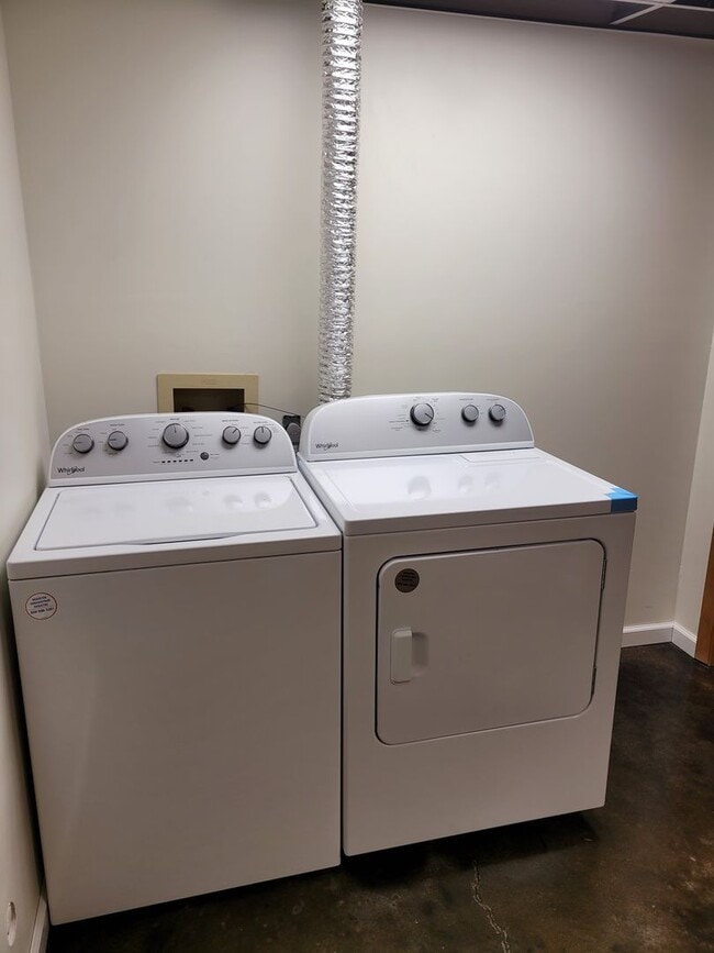 Building Photo - 4 bedroom Townhouse on Bloomington's South Side; Located in The Woodlands!