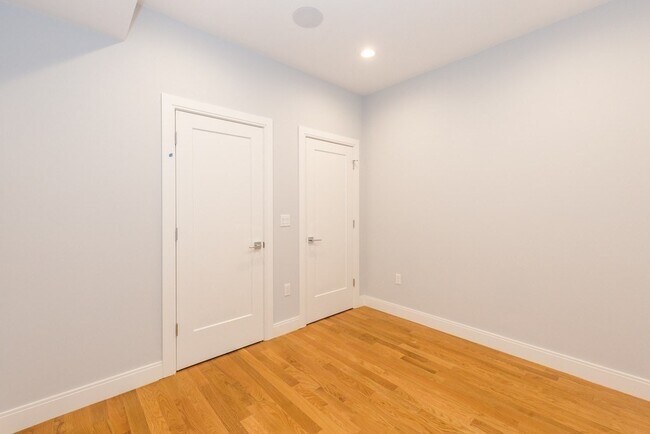 Building Photo - 275 Old Colony Ave