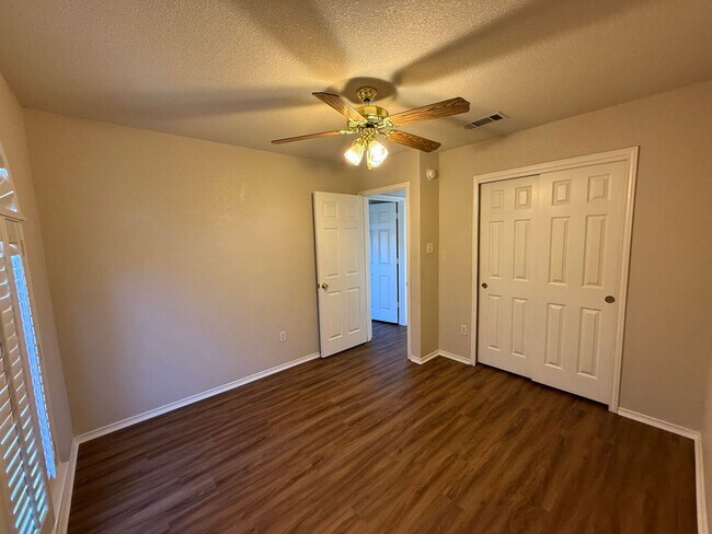 Building Photo - 4 Bedroom, 2 Bathroom House in Killeen wit...
