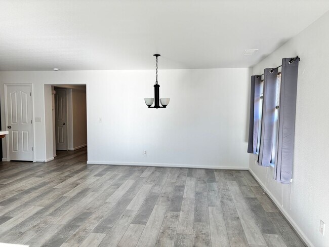 Building Photo - BEAUTIFUL, SPACIOUS,  4 BEDROOM, 2 BATHROO...