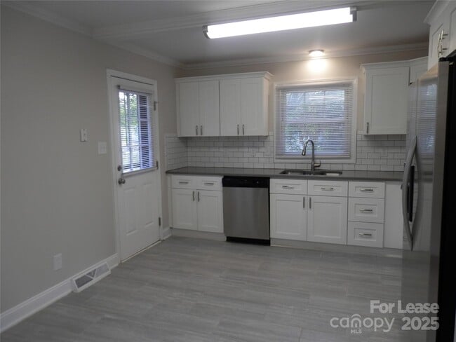 Building Photo - 1332 Edgewater Dr