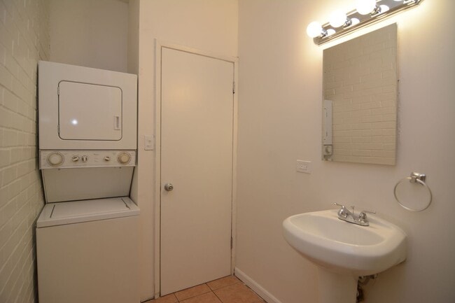 Building Photo - Charming 1 Bedroom  1 Bath Duplex! South Tucson Location!