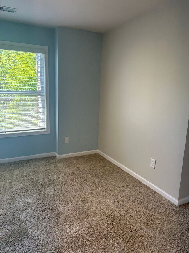 Building Photo - Modern Fountain Park Townhome with Open Floor Plan & 9’ Ceilings