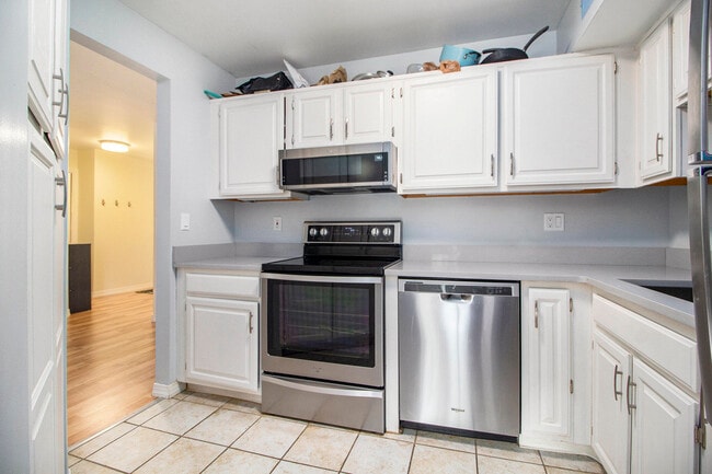 Building Photo - 2221 S Huron Pkwy