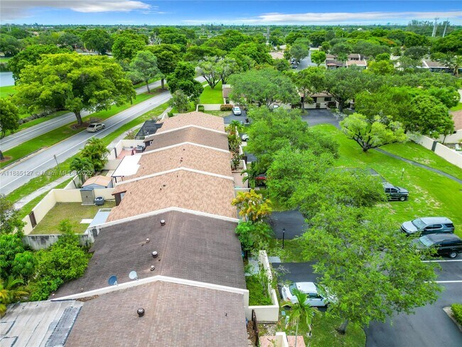 Building Photo - 13804 Kendale Lakes Dr