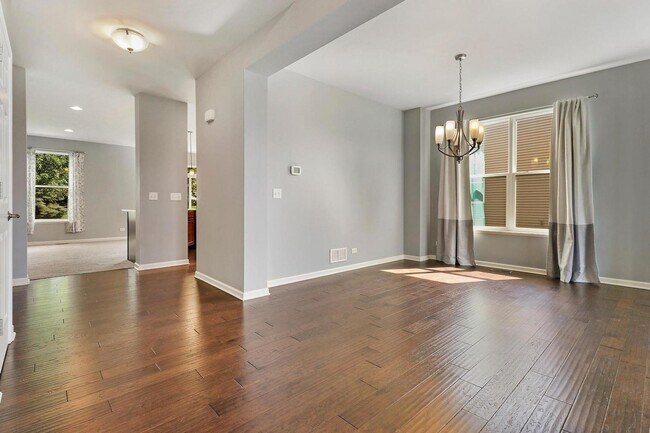 Building Photo - 643 Seneca St