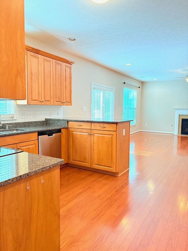 Building Photo - Large Spacious Home With Fully Fenced In Y...