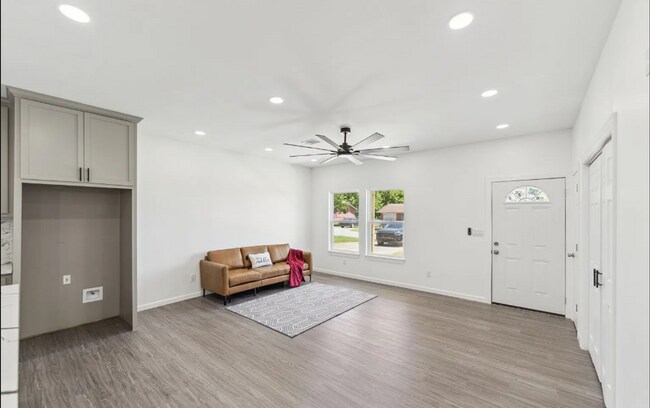 Building Photo - 3 Bed | 2 Bath in North Tulsa!