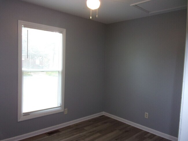 Building Photo - Recently Updated 3 Bedroom 1 Bath Home in ...