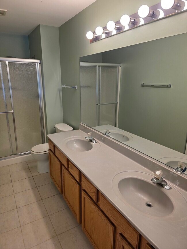Building Photo - 408 Woodview Cir