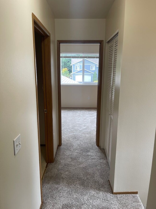 Building Photo - Spacious 2BD/1.5BTH Townhome for Rent in L...