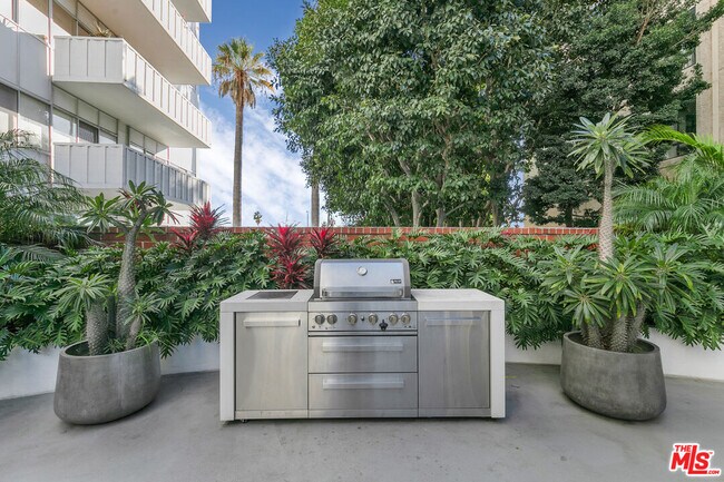 Building Photo - 7135 Hollywood Blvd