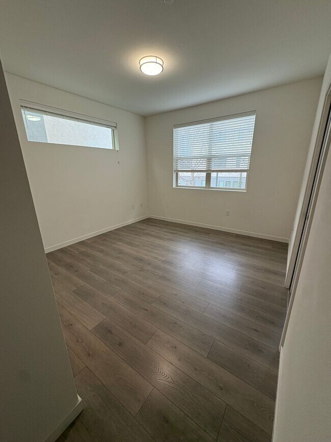 Building Photo - Modern 2bed/2bath Single Story Condo in the MIll