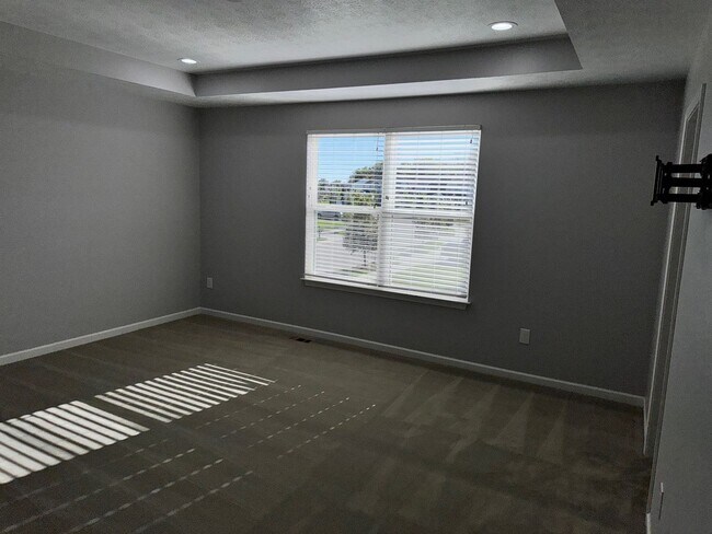 Building Photo - 4-Bedroom House for Rent