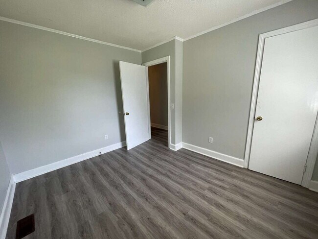 Building Photo - ADORABLE BRICK RANCH IN LAGRANGE *3 BR, 1 BA* NEWLY RENOVATED