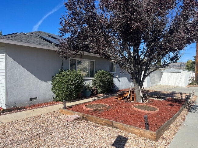 Building Photo - 3 Bed 1 Bath Home in Tehachapi CA Available!
