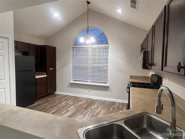 Building Photo - 3033 Des Prez Avenue