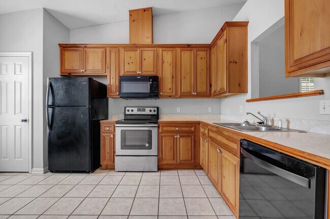 Building Photo - 944 Saddle Creek Run
