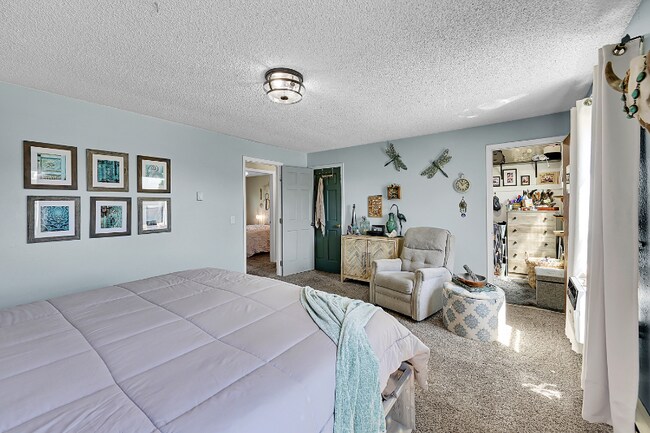 Building Photo - 10883 Fairfax Way