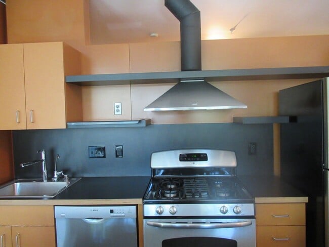 Building Photo - Well Maintained 1 bedroom, 1 bath condo on...