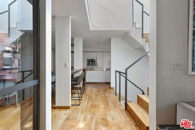 Building Photo - 7 Vicente Ter