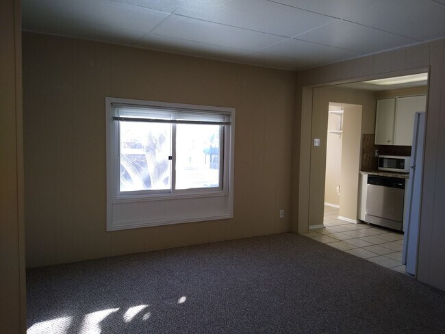 Building Photo - Highlands 1 Bedroom 1 Bath w/ Yard and Laundry!