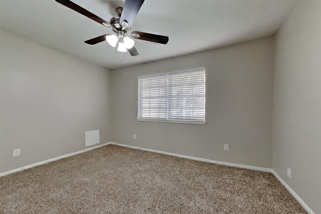 Building Photo - 2606 Spring Chase Dr