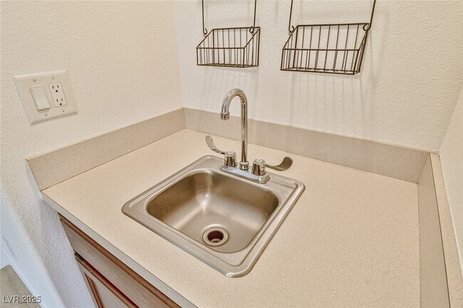 Building Photo - 4413 Live Oak Dr