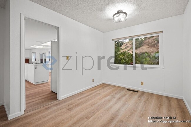 Building Photo - 60 Deerhaven Pl