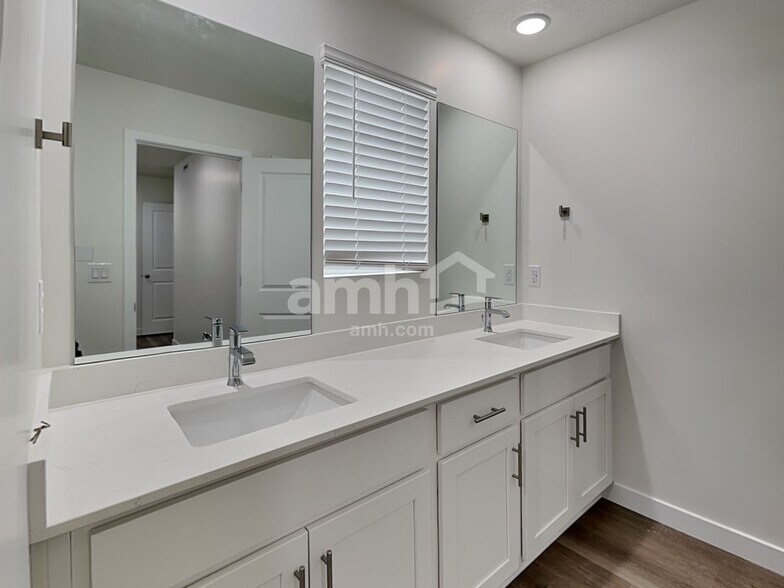 Building Photo - 1268 W Mahogany St