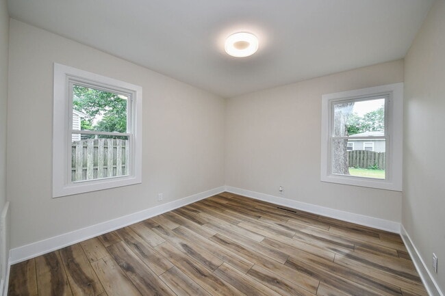Building Photo - 828 Valley Ln
