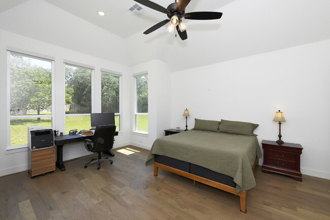 Building Photo - 26643 White Eagle Dr