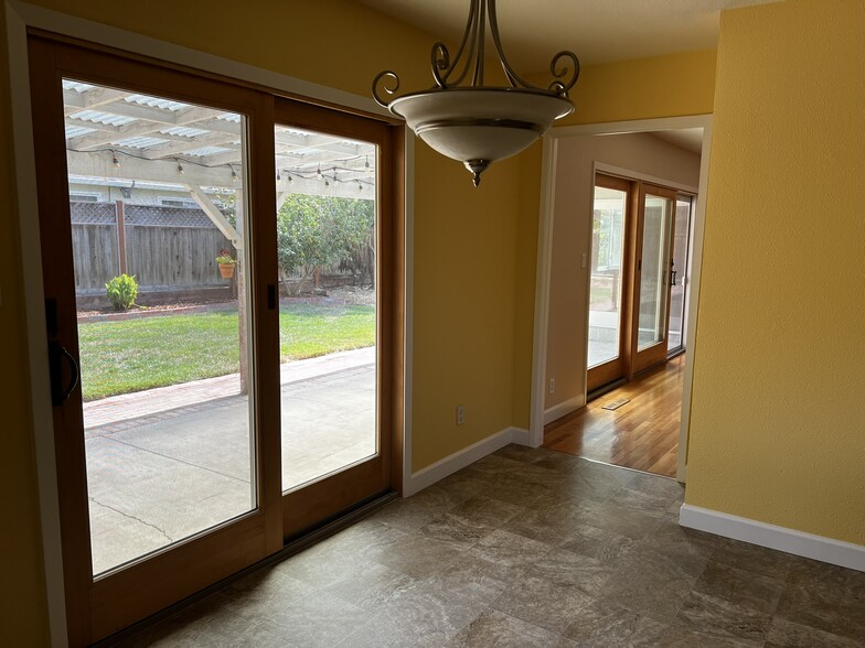 Building Photo - 1650 Glenroy Dr
