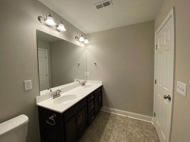 Building Photo - 3 Bed, 2.5 Bath in Stonebay Townhomes!