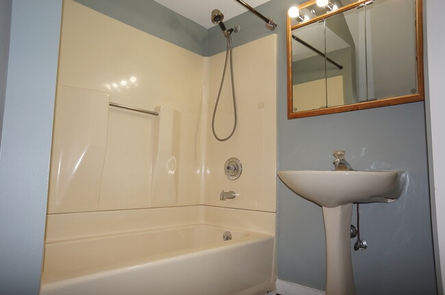 Building Photo - AVAILABLE JUNE 1st - 3 Bed, 1 Bath Home!