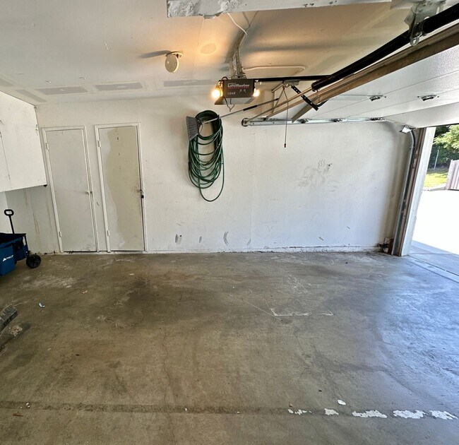 Building Photo - Remodeled Condo Near Transit