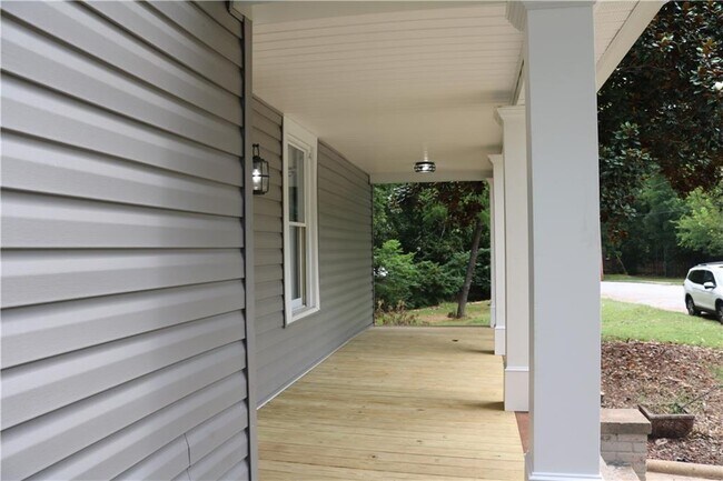 Building Photo - 613 Summit Ave