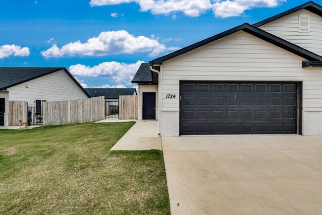 Building Photo - 2204 E Cheyenne Ct