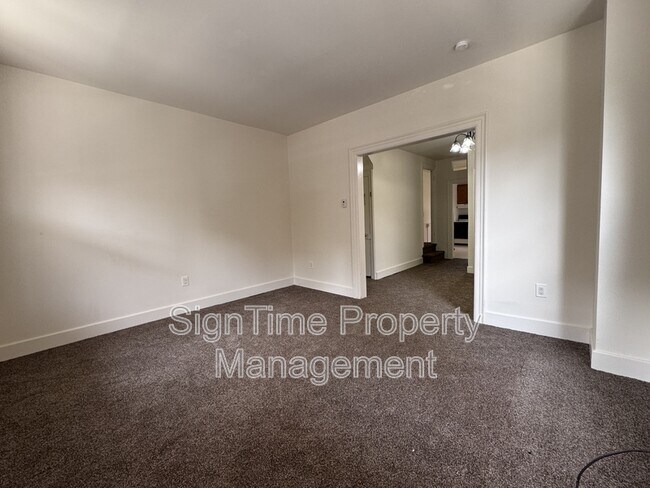 Building Photo - 627 N Mulberry St
