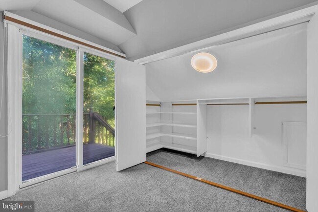 Building Photo - 165 Lakeview Dr N