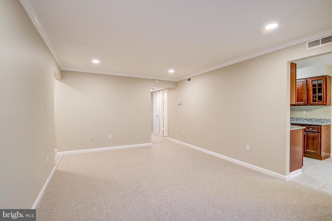 Building Photo - 6 Normandy Square Ct