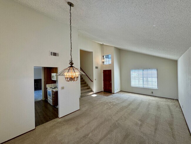 Building Photo - Spacious Home Located in the Desired Diabl...